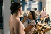 V.l.: Dennis Huszak, Baby Kilian (Merlin Kirchner), Maike (Vivien König), David Helmut und Lena Meckel