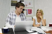 Widerwillig und nur Anna (Jeanette Biedermann, r.) zuliebe macht sich Lars (Alexander Klaws, l.) daran, beim Zurückholen der Daten zu helfen.