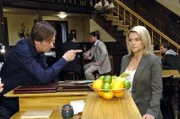 Armin (Rainer Will, l.) ist Annas (Jeanette Biedermann, r.) wachsendes Selbstvertrauen ein Dorn im Auge. Als sie ihn im Text über das Restaurant nicht erwähnt, beschwert er sich bei ihr ...