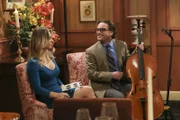 Eine romantische Geste zwischen Howard und Bernadette führt dazu, dass Penny (Kaley Cuoco, l.) sich mehr Mühe mit Leonard (Johnny Galecki, r.) gibt ...