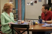 Da Alan (Jon Cryer, r.) in schlechter Erinnerung hat, wie seine Mutter (Holland Taylor, l.) ihn und seinen Bruder Charlie als Kinder behandelt hat, willigt er erst nach langem Zögern ein, Jake eine Nacht bei seiner Oma verbringen zu lassen ...