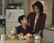 Theo Saville (Tristan Byon, l.); Katherine Saville (Grace Park, r.)
