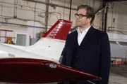 Als eine Untersuchung des Unfalls ergibt, dass die Leinen des Schirms stark verschlissen waren, ist Bull (Michael Weatherly) überzeugt davon, dass jemand wollte, dass Gouverneur Whitfield stirbt. Doch wer könnte der Täter sein?
