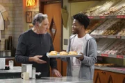 Arthur (Judd Hirsch, l.) wird sauer, als Franco (Jermaine Fowler, r.) ohne sein Einverständnis einfach eigene Donut-Kreationen anbietet und als diese bei den Kunden auch noch gut ankommen, fällt Arthur in ein Loch ...