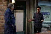 Franco (Jermaine Fowler, r.) ist geschockt, als er erfährt, dass Arthur (Judd Hirsch, l.) jeden Morgen gegen vier Uhr alleine einige Blocks geht, nur um seine Zeitung zu kaufen - und das zu einer Zeit, wo sich in der Gegend überall Kriminelle herumtreiben ...