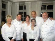 Ziehen gemeinsam an einem Strang um das Fischlokal "Amtslinde" wieder zum Laufen zu bekommen: Ilka Schnakenberg (l.), Ralf Stelljes (2.v.l.), Beate Kamprath (3.v.l.), Rabiye Stelljes (3.v.r.), Frank Rosin (2.v.r.) und Harald Schreiber (r.) ...
