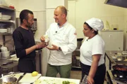 Frank Rosin (M.) gibt sein Bestes, um Jonas Gebresselassie (l.) dabei zu helfen, wieder mehr Gäste in sein afrikanisches Restaurant zu locken ...