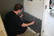 Bei Tarek El Moussa sitzt jeder Handgriff, denn schließlich geht es auch darum, am Ende mit dem Verkauf einen guten Gewinn einfahren zu können ...