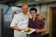 Frank Rosin (l.) und Küchenhilfe Alexios Mokos (r.) ...