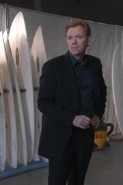 Der Besitzer einer Surfbrett-Fabrik, Ted Henderson, wird in seinem Haus überfallen und dann erschossen. Lt. Horatio Caine (David Caruso) übernimmt den Fall.