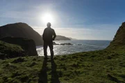 Der Biologe Jeremy Wade vor der zerklüfteten Küste von North Devon