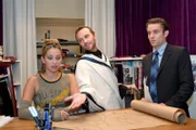 Hannah erkennt besorgt, dass es um Hugo nicht gut steht. v.l.n.r.: Hannah (Laura Osswald), Hugo (Hubertus Regout), Max (Alexander Sternberg)
