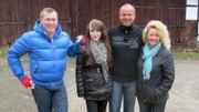 Trödelexperte Otto Schulte (li.) mit Vanessa, Heiko und Marion (re.)