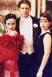 (v.l.n.r.) Phoebe (Alyssa Milano); Anton (Tyler Christopher); Piper (Holly Marie Combs)