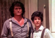 Jede Nacht schlägt sich Jonathan um die Ohren um nach den Ausreißern zu suchen. Charles (Michael Landon, l.) und Albert (Matthew Laborteaux, r.) überlegen, wie sie ihrem Freund helfen können.