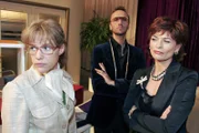 Lisa (Alexandra Neldel, l.) gerät in eine unschöne Auseinandersetzung zwischen Sophie (Gabrielle Scharnitzky, r.) und Hugo (Hubertus Regout, M.). (Dieses Foto von Alexandra Neldel darf nur in Zusammenhang mit der Berichterstattung über die Serie "Verliebt in Berlin" veröffentlicht und verbreitet werden.)