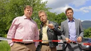 Mord auf der Baustelle: Die Rosenheimer Kommissare Hartl (Michael A. Grimm, l.), Mohr (Max Müller, M.) und Hansen (Igor Jeftic, r.) ermitteln, wer den Bauherrn Dietmar Hüttner erschlagen hat.