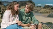 Lisa (Johanna Hens) vertraut sich ihrem Zwillingsbruder Leo (Noah Kraus) an: Ihr Freund hat sich von ihr getrennt, und zu allem Überfluss ist sie auch noch schwanger.