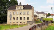 Angela (re.) und Boris (li.) haben für nur einen Euro ein ehemaliges Schwesternwohnheim mit 600 Quadratmetern Wohnfläche erstanden. Leider ist das Schnäppchenhaus eine Ruine.