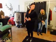 Was sagt Shoppingbegleitung Kerstin (r.) zu Sandras Outfit?
