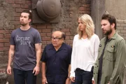 (v.l.n.r.) Mac (Rob McElhenney); Frank Reynolds (Danny DeVito); Dee Reynolds (Kaitlin Olson); Charlie Kelly (Charlie Day)