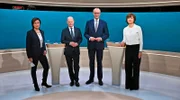 In 90 Minuten stellen sich beide Spitzenpolitiker den zentralen Fragen zur Zukunft Deutschlands und debattieren live zu den wesentlichen Themen des Bundestagswahlkampfs. Zuschauerinnen und Zuschauer können im Duell die von beiden vorgetragenen Positionen und Lösungsansätze direkt miteinander vergleichen. Moderiert wird die Sendung von Sandra Maischberger (ARD, im Bild links) und Maybrit Illner (ZDF, im Bild rechts).