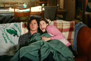 Axl (Charlie McDermott, l.); Sue (Eden Sher, r.)