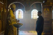 Unversöhnlich stehen sich der Patriarch Theodorus (Panos Koronis, li.) und Momi (Yehuda Levi, re.) gegenüber, als Momi ihn aufsucht, um den Kirchenmann abermals zum Verkauf des Hotels zu bewegen.
