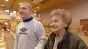 Oma Abraham mit ihrem Enkel Roman. Er zählt bereits zu den besten österreichischen Nachwuchswrestlern.