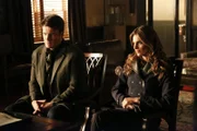 L-R: Castle (Nathan Fillion) und Beckett (Stana Katic) stecken mitten in den Hochzeitsvorbereitungen, als ein Mord geschieht: Ein Börsenhändler liegt tot in seiner Wohnung ...
