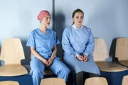Julia (Mirka Pigulla, links) nimmt sich Zeit für ein Gespräch mit Nadja (Marie Bendig); sie bereut ihre Taten.