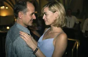 Gerne haben die beiden Kollegen Dr. Robert Kolmaar (Ulrich Mühe, l.) und Dr. Judith Sommer (Gesine Cukrowski, r.) die Einladung der beiden rivalisierenden Künstlerinnen angenommen, auch, um sich persönlich zu amüsieren.
