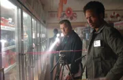 In einem Supermarkt ist es zu einem tödlichen Schusswechsel gekommen. Gil Grissom und Warrick Brown beginnen mit den kriminaltechnischen Untersuchungen, um den Tathergang zu rekonstruieren.