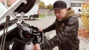 Sidney nimmt den Motorraum eines Sprinters unter die Lupe