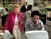 Jessica Fletcher (Angela Lansbury) und Sharon Matsumoto (Tomita Tamlyn) begeben sich auf die Suche nach dem verschwundenen Danny Kinkaid.