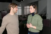 Matilda (Anna-Katharina Fecher) macht Julian (Onno Buß) klar, dass sie ihren Plan entschieden durchzieht.