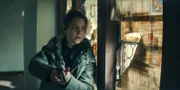 Wallner (Britta Hammelstein) ist in der alten Villa auf der Suche nach Nela. Durch das Fenster sieht sie, dass Sarkissian nicht mehr im Auto ist.