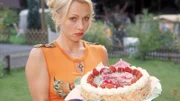 Stefanie (Dana Golombek) hat ihre praktische Führerscheinprüfung nicht geschafft. Auf dem Campingplatz hatten die anderen eine Party vorbereitet und Ruthchen hatte eine Torte gebacken.
