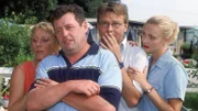 (v.li.) Uschi (Antje Lewald), Benno (Willi Thomczyk), Lothar (Rene Heinersdorff) und Stefanie (Dana Golombek) versuchen dem vermeintlichen Steuerfahnder die Situation zu erklären und Lothar reinzuwaschen.