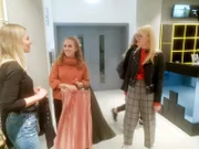 V.l.: Verkäuferin, Kandidatin Melanie und Shoppingbegleitung Jasmin