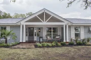 Chris und Lindy sind in den letzten sechs Jahren fünf Mal umgezogen und möchten nun endlich ein "Forever-home" in Hewitt, Texas finden. Die Umbau-Profis Joanna und Chip geben ihr Bestes, um eine ländliche Ranch in ein Beach-Style-Traumhaus zu verwandeln ...