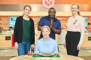 Gruppenfoto mit Kandidaten, von links: Nina Drenkelforth, Moderator Nelson Müller, Anna Staack und Jurorin Cornelia Poletto.