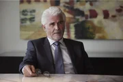 Der Mord an einem Mitarbeiter in einem Videoladen führt das Team zu Castles Vater, der sich ihnen als Anderson Cross (James Brolin) vorstellt.