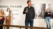 Paul Blake (Rafael Gareisen) begrüßt die Gäste bei seiner Fotoausstellung „Soul Frame“.