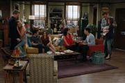 Sommer 2012: Barney (Neil Patrick Harris, l.) und Quinn (Becki Newton, 2.v.l.), Ted (Josh Radnor, 3.v.l.) und Victoria (Ashley Williams, 4.v.l.), Robin (Cobie Smulders, 4.v.r.) und Nick (Michael Trucco, 3.v.r.) sowie Lily (Alyson Hannigan, r.) und Marshall (Jason Segel, 2.v.r.) sind in glücklichen Beziehungen, und nichts könnte schöner sein. Doch das soll sich ändern ...