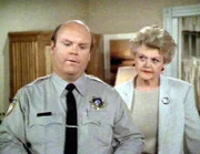 Sheriff Monday (Dirk Blocker) und Jessica Fletcher (Angela Lansbury) wollen zusammen rausfinden, was es mit dem Überfall auf Wayne Plattes LKW auf sich hat.