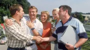 Glücklich nehmen (v.re.) Benno (Willi Thomczyk), Stefanie (Dana Golombek), Uschi (Antje Lewald) und Lothar (Rene Heinersdorff) Hajo (Lars Pape) in ihrer Runde auf. Er ist gar kein Steuerfahnder - er will nur mit ihnen grillen!!