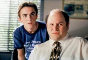 Malcolm (Frankie Muniz, l.) möchte seinem neuen Freund Leonard (Jason Alexander, r.) bei der Jobsuche behilflich sein und dessen Leben wieder in geordnete Bahnen lenken.