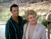 Jessica Fletcher (Angela Lansbury) und Rob Platte (Patrick Cassidy) kümmern sich gemeinsam um Robs Vater Wayne, der in seinem LKW überfallen und niedergeschlagen worden ist.