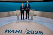 In 90 Minuten stellen sich beide Spitzenpolitiker Olaf Scholz (SPD, im Bild links) und Friedrich Merz (CDU, im Bild rechts) den zentralen Fragen zur Zukunft Deutschlands und debattieren live zu den wesentlichen Themen des Bundestagswahlkampfs. Zuschauerinnen und Zuschauer können im Duell die von beiden vorgetragenen Positionen und Lösungsansätze direkt miteinander vergleichen. Moderiert wird die Sendung von Sandra Maischberger (ARD) und Maybrit Illner (ZDF).